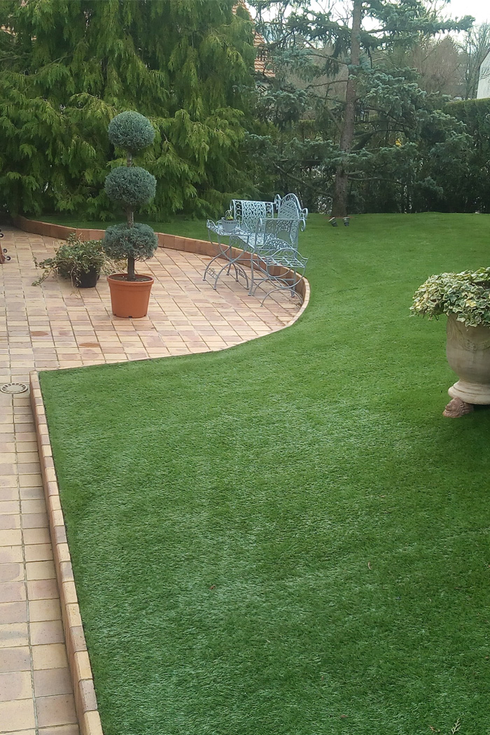 Image_text_1_un-gazon-synthetique-bluffant-pour-un-jardin-en-relief