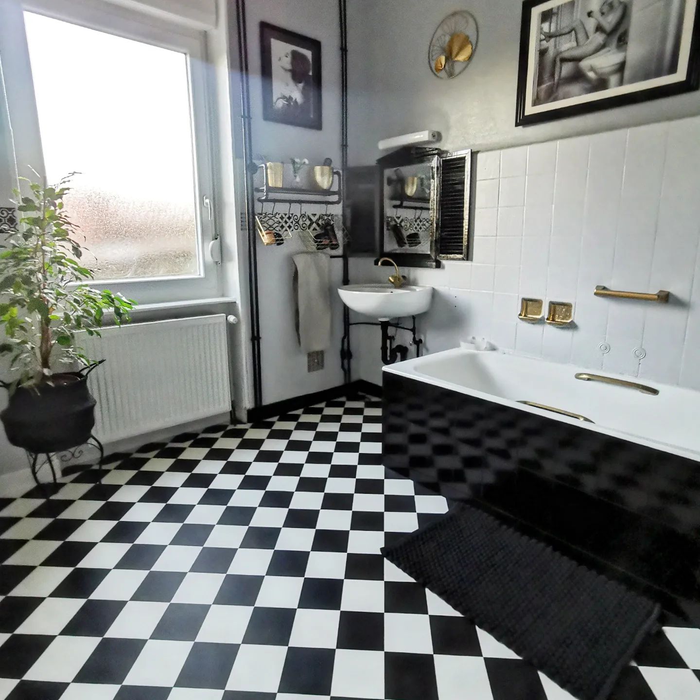 sol damier salle de bain