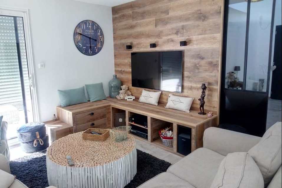 Image_text_un-parquet-chene-pour-habiller-un-mur-une-porte-et-creer-des-rangements