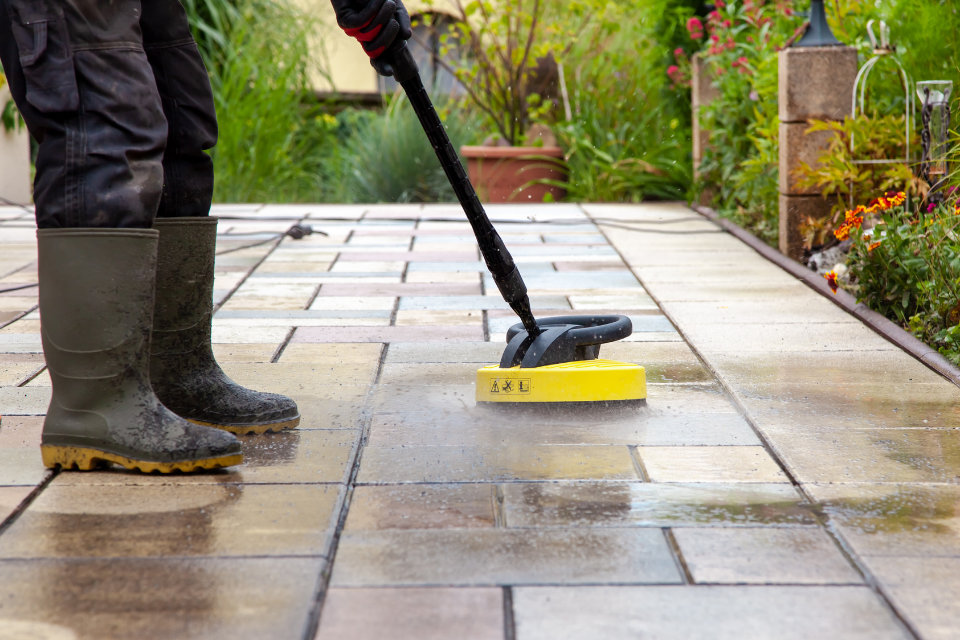 Comment entretenir des dalles de carrelage extérieur ?