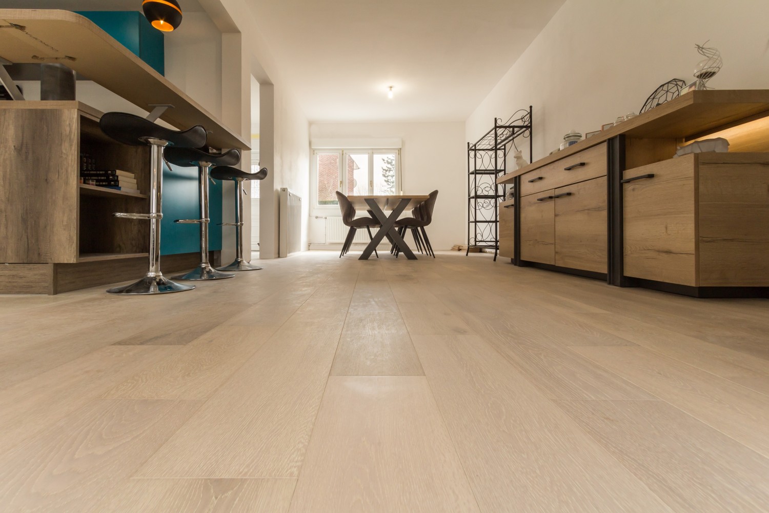 Carrousel_un-mix-carrelage-et-parquet-aux-teintes-harmonieuses_3