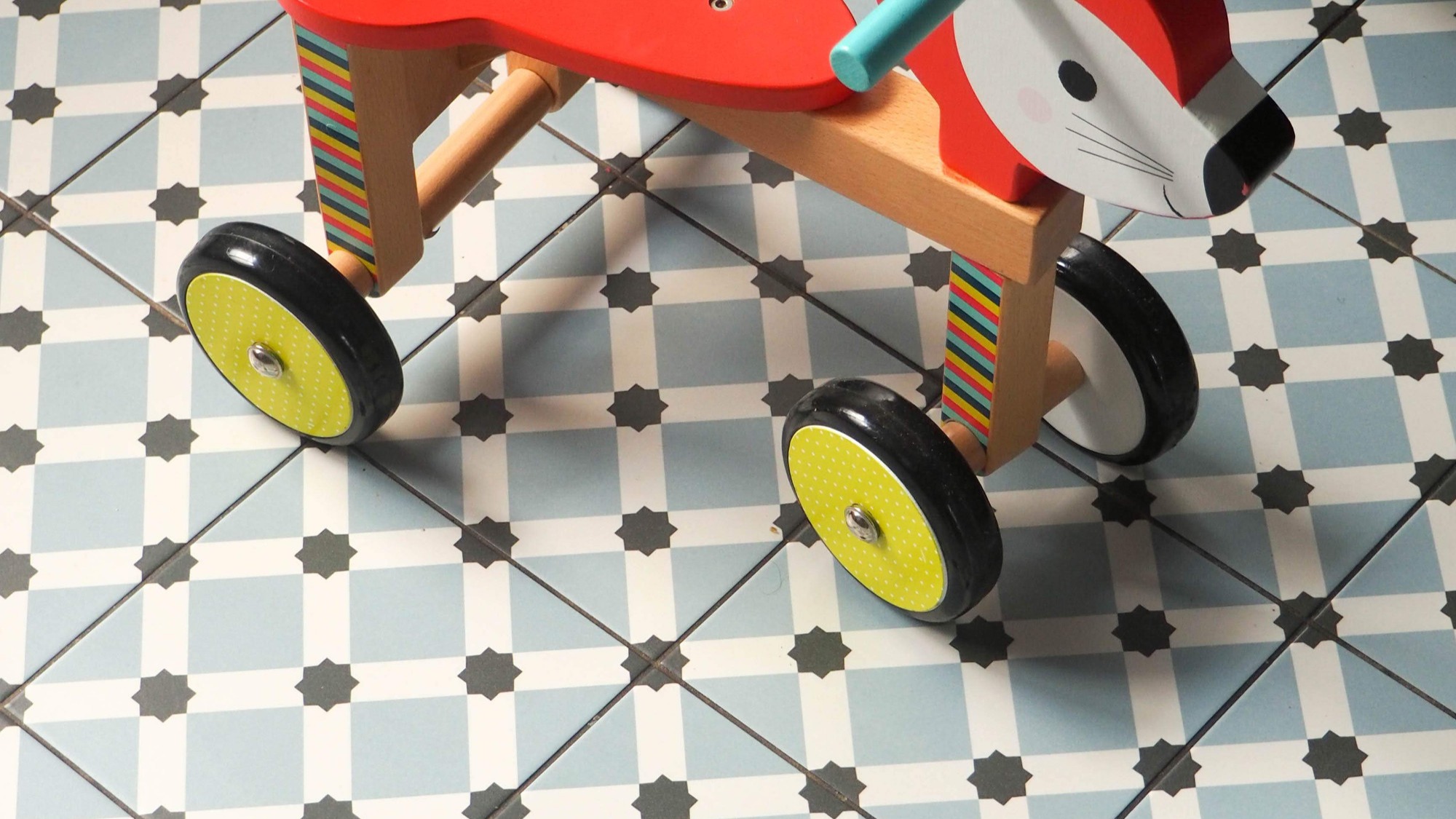 Projet_réalisé_carreaux-de-ciment-et-parquet-brut-pour-un-interieur-tendance