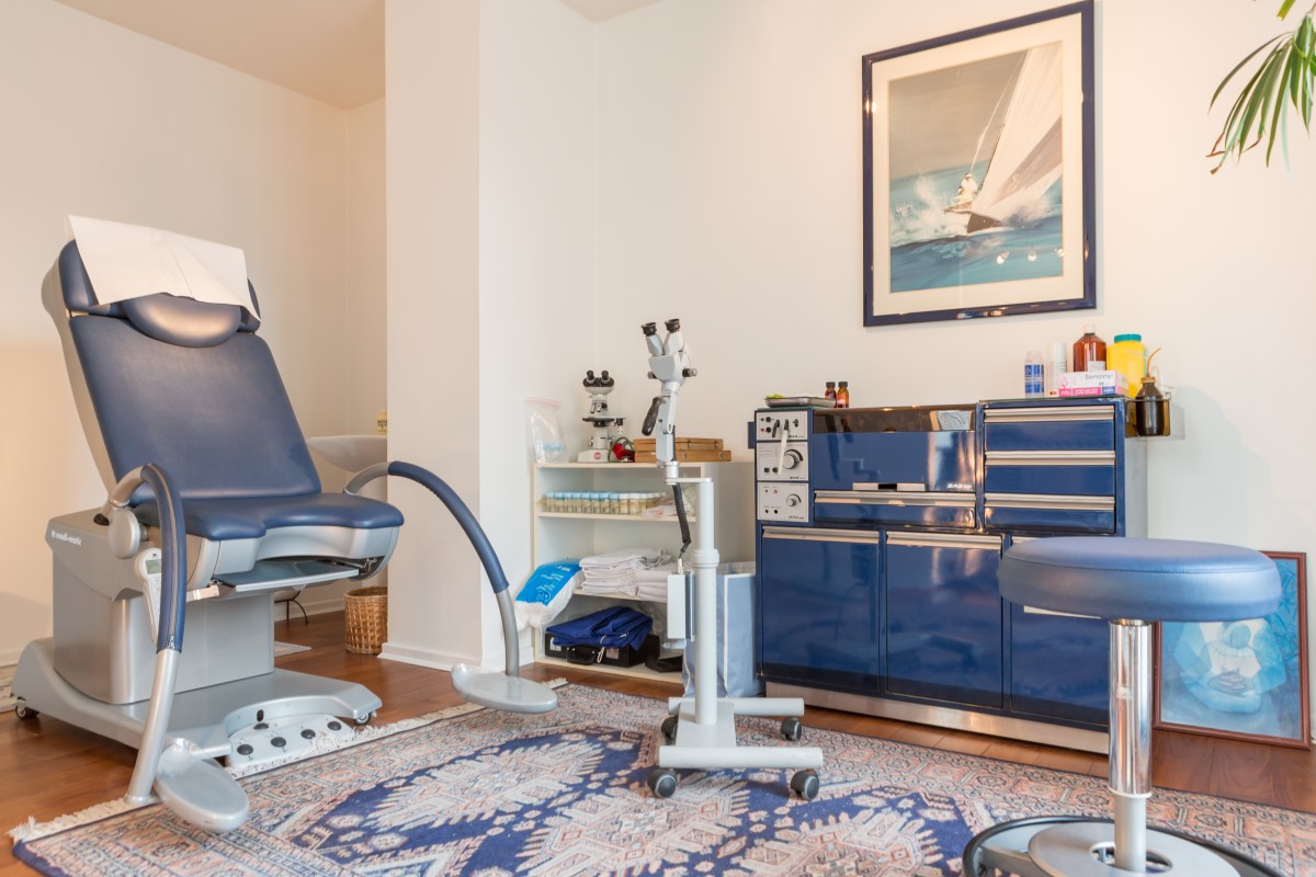 Projet_réalisé_un-parquet-massif-exotique-pour-rechauffer-un-cabinet-medical