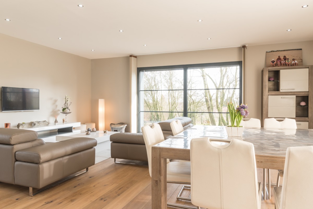 Projet_réalisé_store-californien-et-sol-effet-bois-naturel-sallient-pour-un-interieur