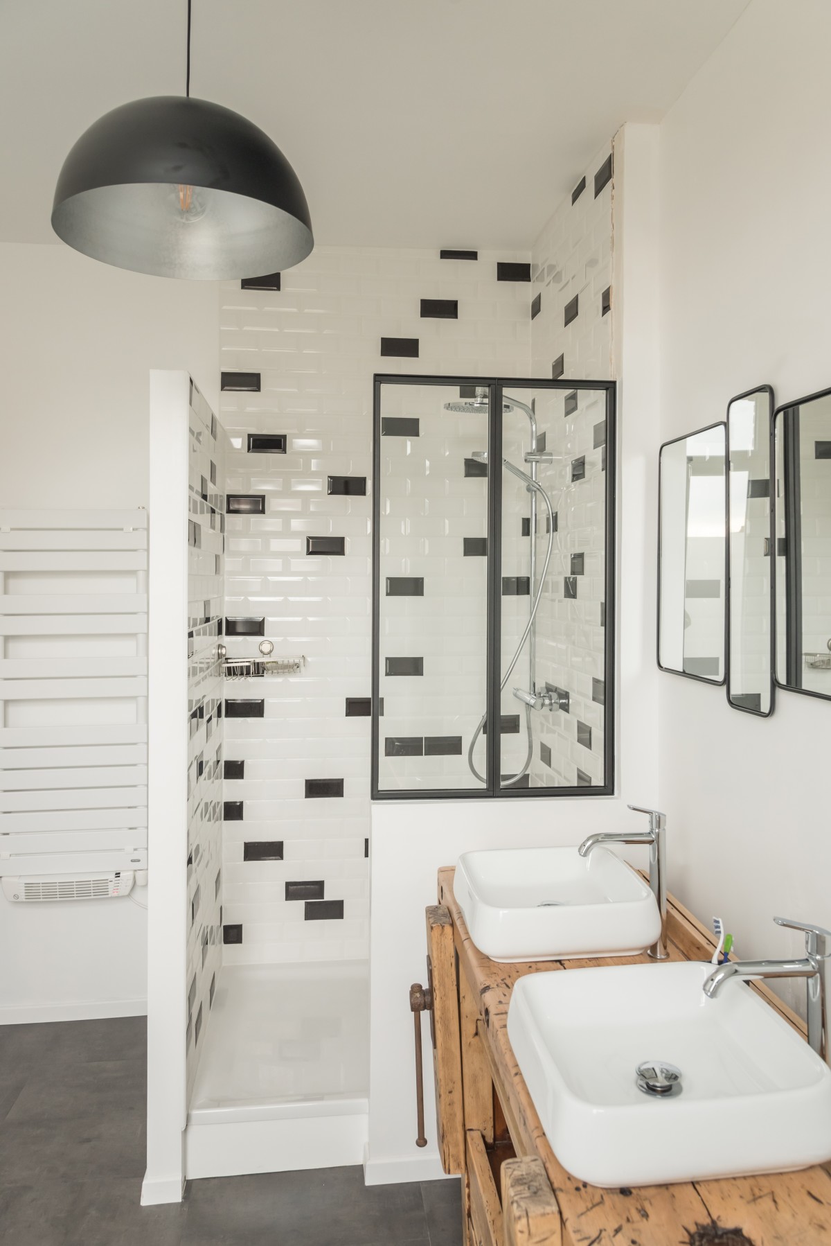 Carrousel_un-sol-effet-beton-dans-une-salle-de-bain-esprit-atelier_1