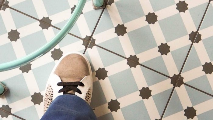 Carrousel_carreaux-de-ciment-et-parquet-brut-pour-un-interieur-tendance_2