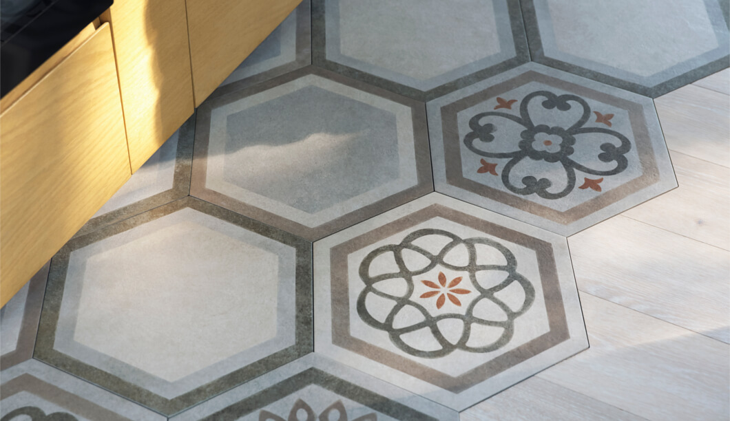 Carrousel_parquet-et-carreaux-de-ciment-le-mix-and-match-sinvite-dans-la-cuisine_3