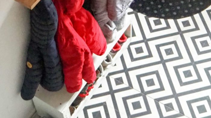 Carrousel_carreaux-de-ciment-et-parquet-brut-pour-un-interieur-tendance_3