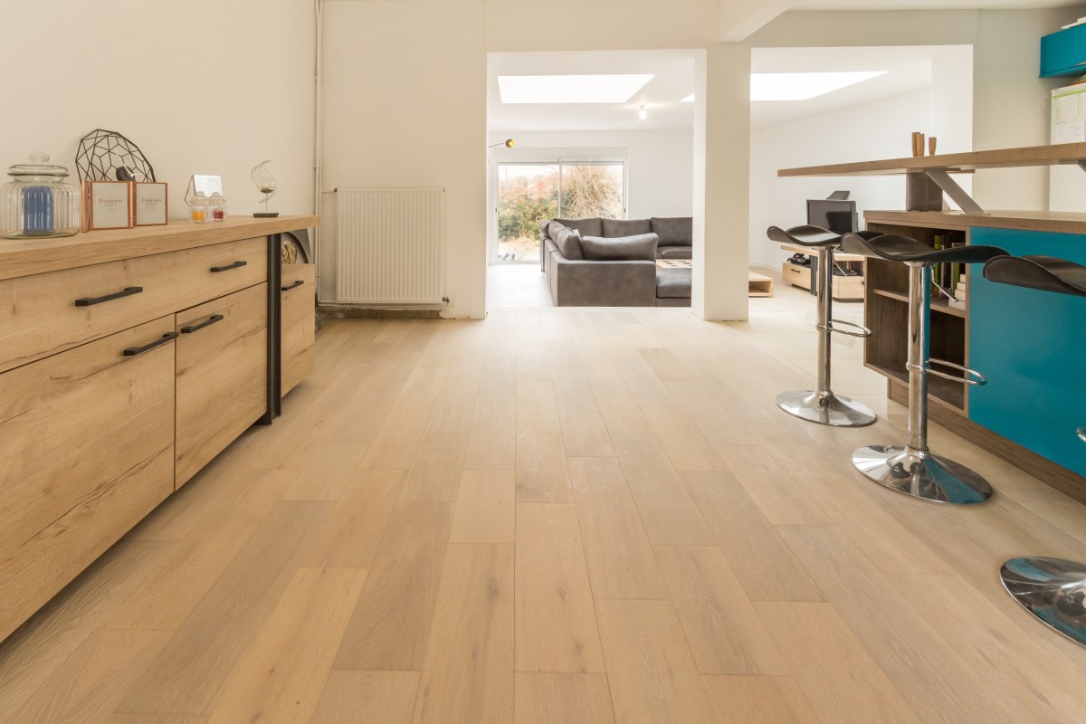 Projet_réalisé_un-mix-carrelage-et-parquet-aux-teintes-harmonieuses