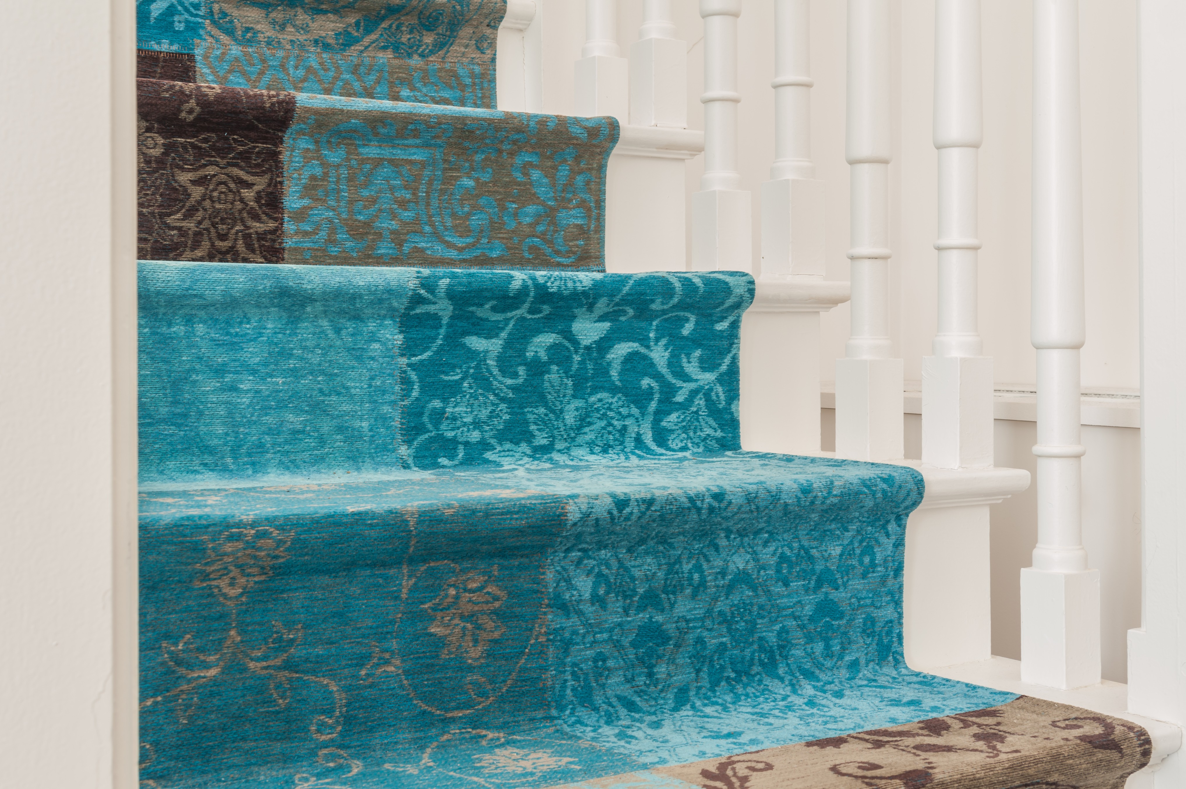 Projet_réalisé_un-tapis-sur-mesure-pour-coordonner-salon-et-descente-descalier