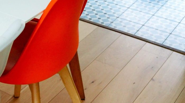 Carrousel_carreaux-de-ciment-et-parquet-brut-pour-un-interieur-tendance_1