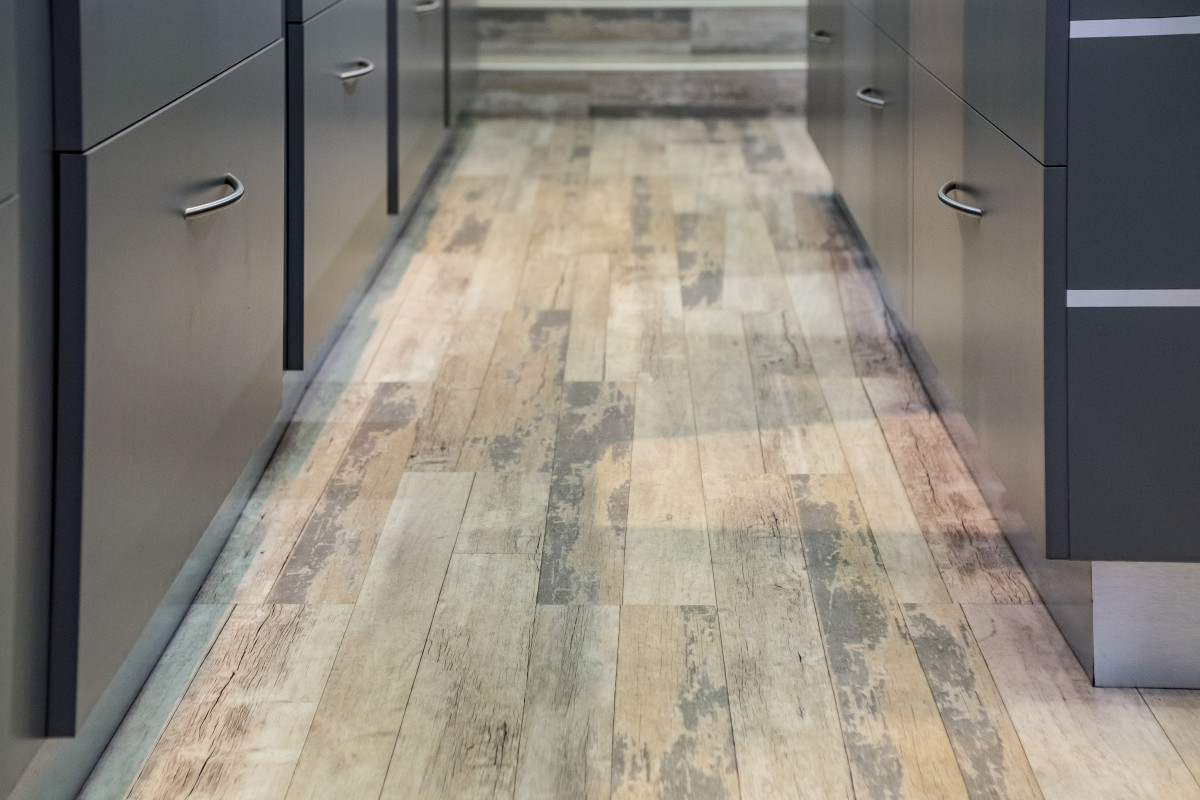 Projet_réalisé_un-sol-vinyle-authentique-dans-une-bijouterie