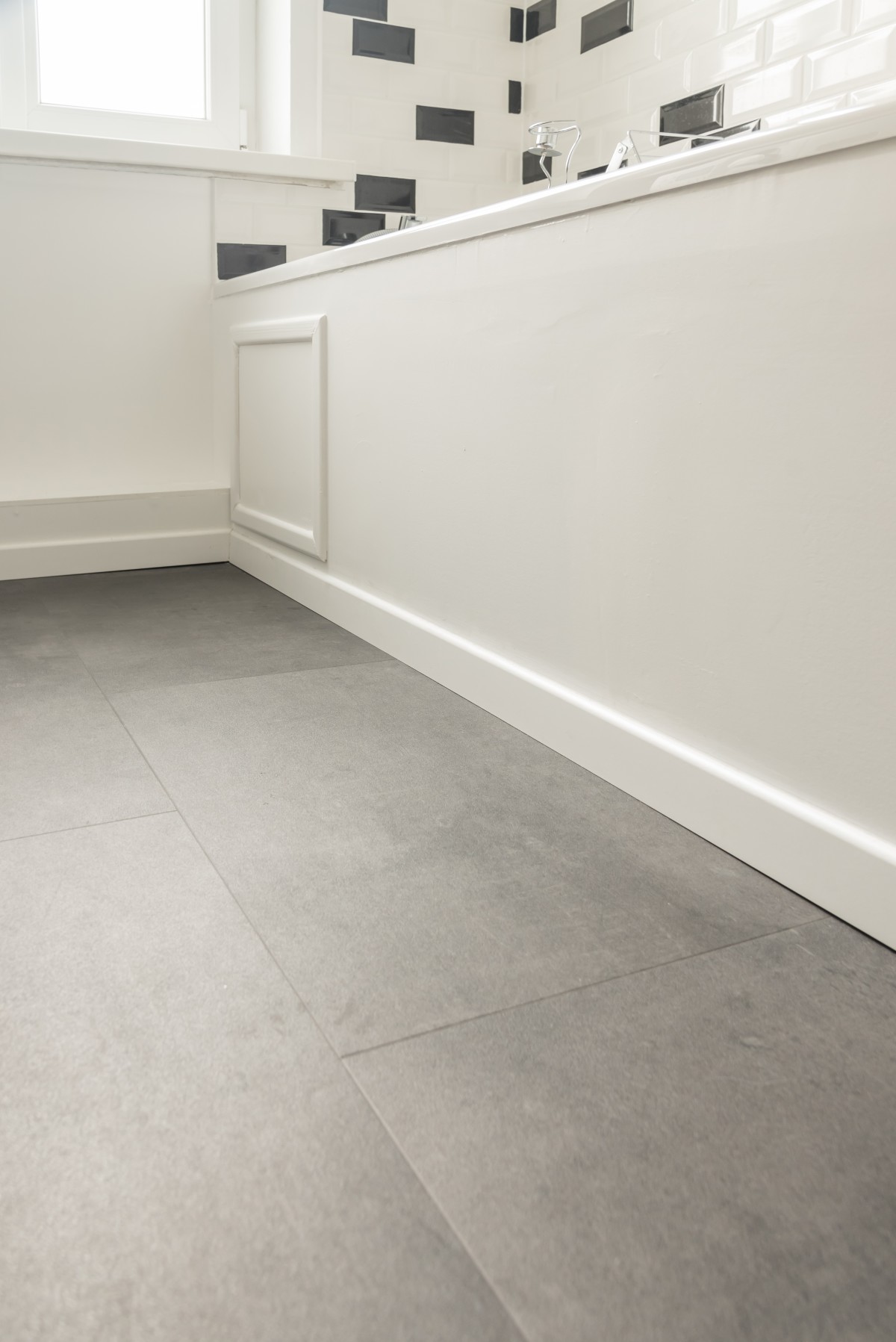 Projet_réalisé_un-sol-effet-beton-dans-une-salle-de-bain-esprit-atelier