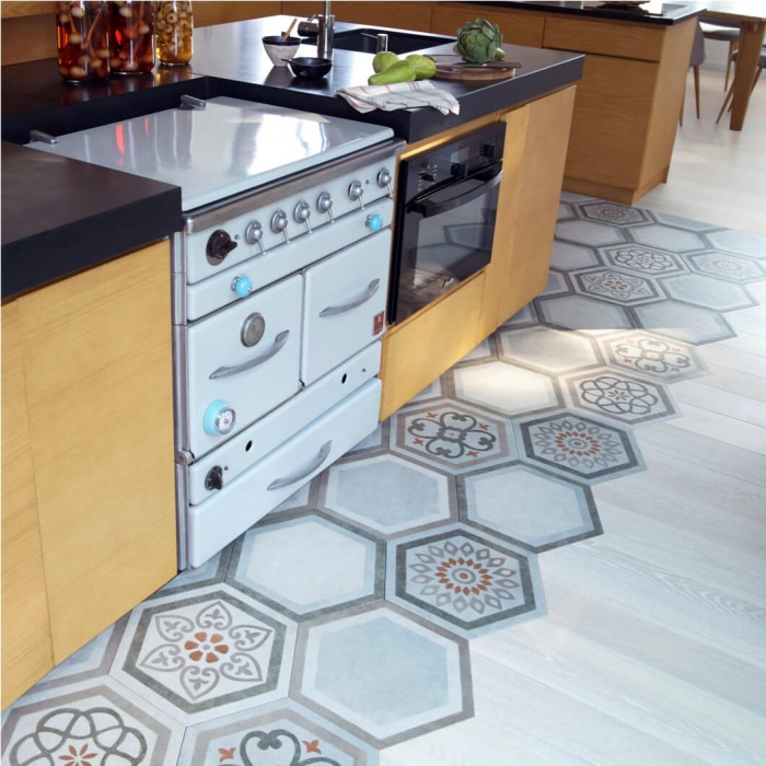 Carrousel_parquet-et-carreaux-de-ciment-le-mix-and-match-sinvite-dans-la-cuisine_2