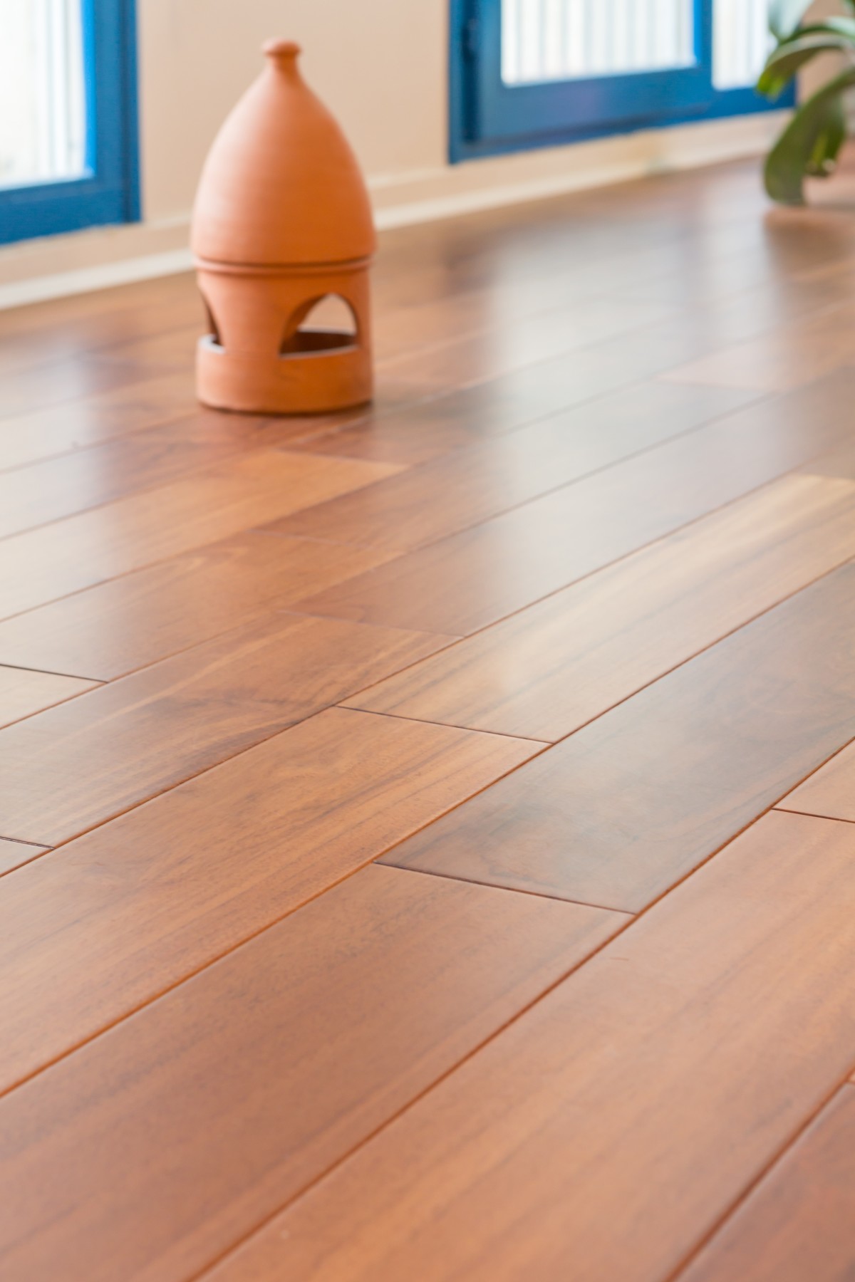 Carrousel_1_un-parquet-massif-exotique-pour-rechauffer-un-cabinet-medical_1